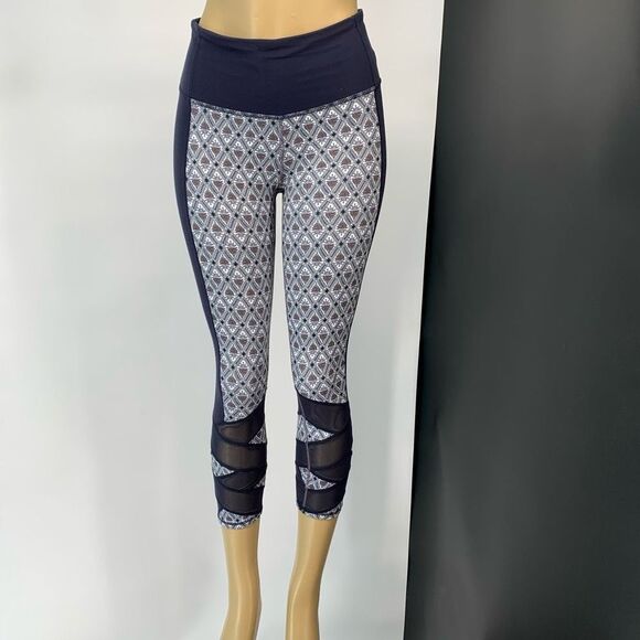 ATHLETA BLUE NAVY bandana PRINT MESH INSERT CROPPED LEGGINGS SZ XS - Picture 1 of 6